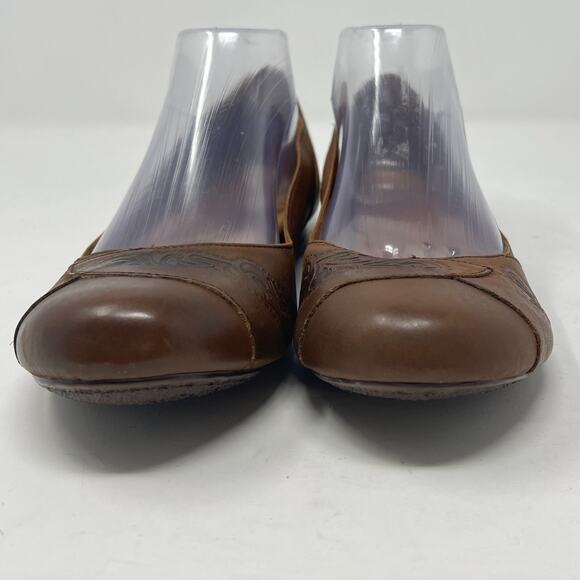 BORN Leather Floral Embossed Slip On Flats Round Toe Ballet Flats Soft Brown 8.5 - Picture 3 of 11